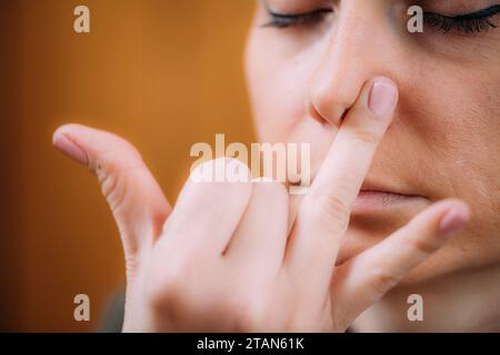 Respirazione delle narici alternata Foto Stock