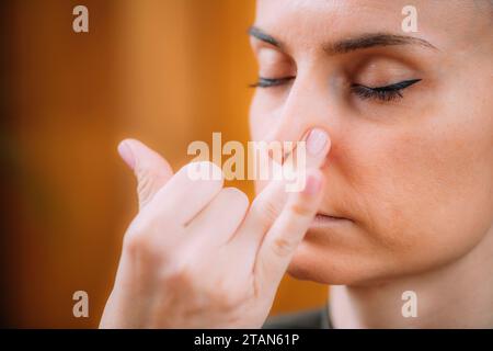 Respirazione delle narici alternata Foto Stock