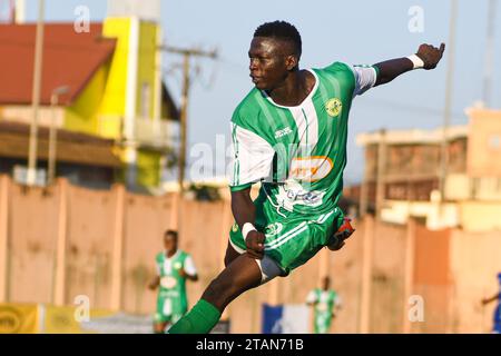 YAOUNDE, CAMERUN - NOVEMBRE 26: Carlos Amadou Yougouda di Coton durante il MTN Camerun Elite One match tra Apejes De Mfou e Coton Sport Garou Foto Stock