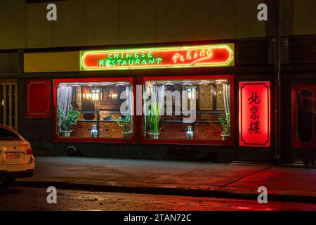 Ristorante cinese Pechino dopo il tramonto all'Aleksis Kiven katu 16 nel quartiere Harju di Helsinki, Finlandia Foto Stock