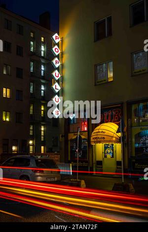 Bar karaoke Populus dopo il tramonto con sentieri per luci di coda a lunga esposizione lungo il katu Aleksis Kiven nel quartiere Harju di Helsinki, Finlandia Foto Stock