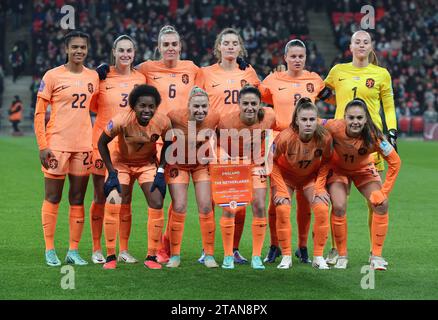 Olanda Team Shoot prima del calcio di inizio Back Row:- Esmee Brugts dei Paesi Bassi Caitlin Dijkstra dei Paesi Bassi Jill Roord dei Paesi Bassi Dominique Jans Foto Stock