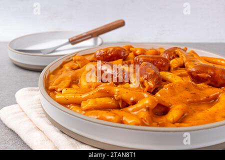 Tteokbokki con spaghetti di rose con pasta di peperoni rossi Foto Stock