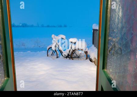Bicicletta Plattling, Baviera, Germania dopo una forte caduta di neve, tormenta vista dalla porta d'ingresso Foto Stock