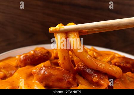 Tteokbokki con spaghetti di rose con pasta di peperoni rossi Foto Stock