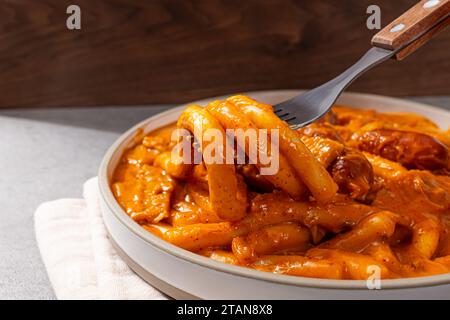 Tteokbokki con spaghetti di rose con pasta di peperoni rossi Foto Stock