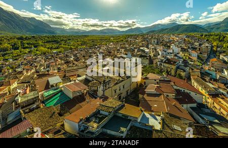 Vista dall'alto di Pratola Peligna. In primo piano, la piazzetta di San Pietro Celestino e le case dell'antico nucleo fortificato.Abruzzo Foto Stock