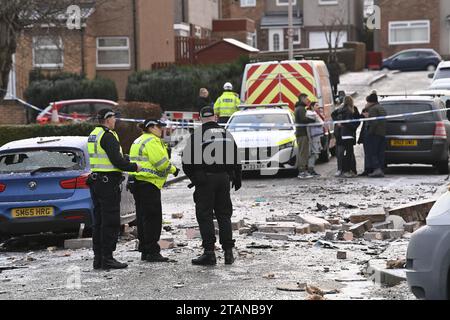 Agenti di polizia sulla scena di Baberton Mains Avenue, Edimburgo, dopo che un uomo di 84 anni è morto a seguito di un'esplosione in una casa di venerdì sera. Data immagine: Sabato 2 dicembre 2023. Foto Stock