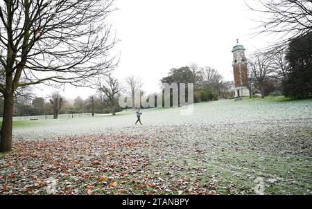 Brighton Regno Unito 2 dicembre 2023 - Un corridore si gode una mattinata ghiacciata nel Queens Park Brighton dopo un'altra notte ghiacciata in tutto il Regno Unito: Credit Simon Dack / Alamy Live News Foto Stock