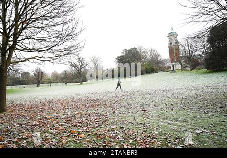 Brighton Regno Unito 2 dicembre 2023 - Un corridore si gode una mattinata ghiacciata nel Queens Park Brighton dopo un'altra notte ghiacciata in tutto il Regno Unito: Credit Simon Dack / Alamy Live News Foto Stock