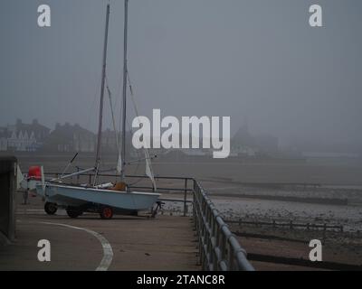 Sheerness, Kent, Regno Unito. 2 dicembre 2023. Tempo nel Regno Unito: Un'altra mattinata fredda a Sheerness, Kent, con temperatura dell'aria appena sotto lo zero alle 9:00. I membri giovanili delle barche a vela GBR Cadet vengono visti equipaggiati per un po' di addestramento invernale. Crediti: James Bell/Alamy Live News Foto Stock