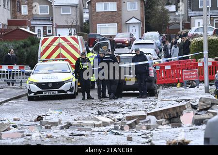 Agenti di polizia sulla scena di Baberton Mains Avenue, Edimburgo, dopo che un uomo di 84 anni è morto a seguito di un'esplosione in una casa di venerdì sera. Data immagine: Sabato 2 dicembre 2023. Foto Stock