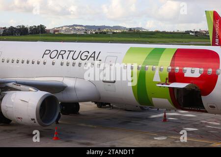 Lissabon, Portogallo AM 1. Dezember 2023 Aeroporto, Aeroporto Humberto Delgado v.l., Symbolfoto, Symbolbild: TAP Air Portugal, Flugzeug AM Gate, Logo TAP *** Lisbona, Portogallo il 1 dicembre 2023 Aeroporto, Aeroporto Humberto Delgado V l, foto simbolica, immagine simbolica TAP Air Portugal, aereo al cancello, logo TAP Copyright: JoaquimxFerreira Credit: Imago/Alamy Live News Foto Stock