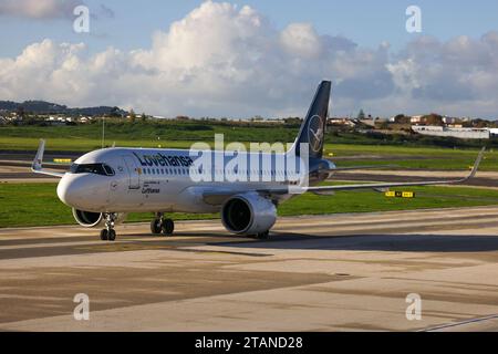 Lissabon, Portogallo AM 1. Dezember 2023 Aeroporto, Aeroporto Humberto Delgado v.l., Symbolfoto, Symbolbild: Lufthansa LOVEHANSA a Lissabon gelandet *** Lisbona, Portogallo il 1 dicembre 2023 Aeroporto, Humberto Delgado V l, foto simbolo, immagine simbolo Lufthansa LOVEHANSA atterrato a Lisbona Copyright: JoaquimxFerreira Credit: Imago/Alamy Live News Foto Stock