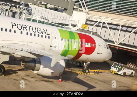 Lissabon, Portogallo AM 1. Dezember 2023 Aeroporto, Aeroporto Humberto Delgado v.l., Symbolfoto, Symbolbild: TAP Air Portugal, Flugzeug AM Gate, Logo TAP *** Lisbona, Portogallo il 1 dicembre 2023 Aeroporto, Aeroporto Humberto Delgado V l, foto simbolica, immagine simbolica TAP Air Portugal, aereo al cancello, logo TAP Copyright: JoaquimxFerreira Credit: Imago/Alamy Live News Foto Stock