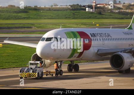 Lissabon, Portogallo AM 1. Dezember 2023 Aeroporto, Aeroporto Humberto Delgado v.l., Symbolfoto, Symbolbild: TAP Air Portugal, Flugzeug wird zum Rollfeld gefahren **** Lisbona, Portogallo il 1 dicembre 2023 Aeroporto, Humberto Delgado V l, foto simbolica, immagine simbolica TAP Air Portugal, aereo in corsa verso la pista Copyright: JoaquimxFerreira Credit: Imago/Alamy Live News Foto Stock