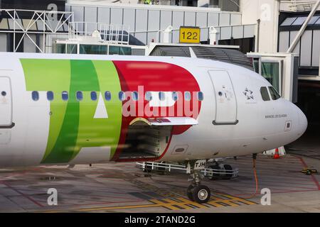 Lissabon, Portogallo AM 1. Dezember 2023 Aeroporto, Aeroporto Humberto Delgado v.l., Symbolfoto, Symbolbild: TAP Air Portugal, Flugzeug AM Gate, Logo TAP *** Lisbona, Portogallo il 1 dicembre 2023 Aeroporto, Aeroporto Humberto Delgado V l, foto simbolica, immagine simbolica TAP Air Portugal, aereo al cancello, logo TAP Copyright: JoaquimxFerreira Credit: Imago/Alamy Live News Foto Stock
