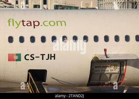 Lissabon, Portogallo AM 1. Dezember 2023 Aeroporto, Aeroporto Humberto Delgado v.l., Symbolfoto, Symbolbild: TAP Air Portugal, Flugzeug AM Gate, Logo TAP *** Lisbona, Portogallo il 1 dicembre 2023 Aeroporto, Aeroporto Humberto Delgado V l, foto simbolica, immagine simbolica TAP Air Portugal, aereo al cancello, logo TAP Copyright: JoaquimxFerreira Credit: Imago/Alamy Live News Foto Stock