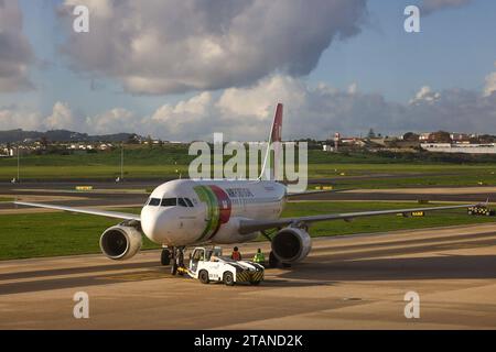 Lissabon, Portogallo AM 1. Dezember 2023 Aeroporto, Aeroporto Humberto Delgado v.l., Symbolfoto, Symbolbild: TAP Air Portugal, Flugzeug wird zum Rollfeld gefahren **** Lisbona, Portogallo il 1 dicembre 2023 Aeroporto, Humberto Delgado V l, foto simbolica, immagine simbolica TAP Air Portugal, aereo in corsa verso la pista Copyright: JoaquimxFerreira Credit: Imago/Alamy Live News Foto Stock