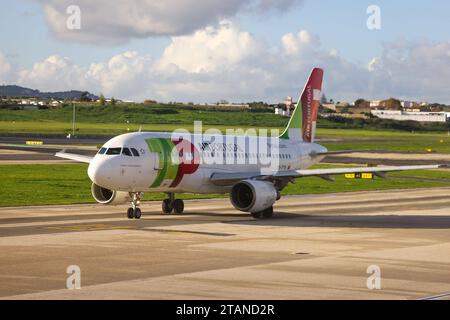 Lissabon, Portogallo AM 1. Dezember 2023 Aeroporto, Aeroporto Humberto Delgado v.l., Symbolfoto, Symbolbild: TAP Air Portugal, Flugzeug bereit zum starten *** Lisbona, Portogallo il 1 dicembre 2023 Aeroporto, Aeroporto Humberto Delgado V l, foto simbolica, immagine simbolica TAP Air Portugal, aereo pronto al decollo Copyright: JoaquimxFerreira Credit: Imago/Alamy Live News Foto Stock