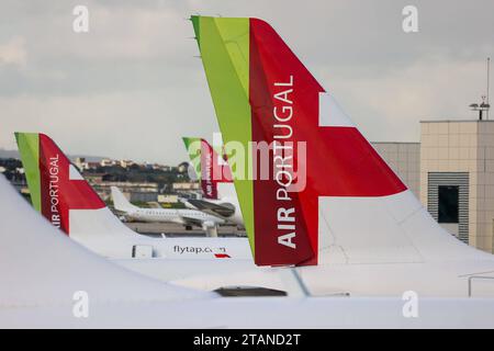 Lissabon, Portogallo AM 1. Dezember 2023 Aeroporto, Aeroporto Humberto Delgado v.l., Symbolfoto, Symbolbild: TAP Air Portugal, Flugzeug AM Gate, Logo *** Lisbona, Portogallo il 1 dicembre 2023 Aeroporto, Aeroporto Humberto Delgado V l, foto simbolo, immagine simbolo TAP Air Portugal, aereo al cancello, logo Copyright: JoaquimxFerreira Credit: Imago/Alamy Live News Foto Stock