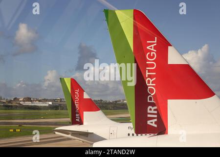 Lissabon, Portogallo AM 1. Dezember 2023 Aeroporto, Aeroporto Humberto Delgado v.l., Symbolfoto, Symbolbild: TAP Air Portugal, Flugzeug AM Gate, fly TAP *** Lisbona, Portogallo il 1 dicembre 2023 Aeroporto, Aeroporto Humberto Delgado V l, foto simbolica, immagine simbolica TAP Air Portugal, aereo al gate, fly TAP Copyright: JoaquimxFerreira Credit: Imago/Alamy Live News Foto Stock