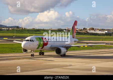 Lissabon, Portogallo AM 1. Dezember 2023 Aeroporto, Aeroporto Humberto Delgado v.l., Symbolfoto, Symbolbild: TAP Air Portugal, Flugzeug bereit zum starten *** Lisbona, Portogallo il 1 dicembre 2023 Aeroporto, Aeroporto Humberto Delgado V l, foto simbolica, immagine simbolica TAP Air Portugal, aereo pronto al decollo Copyright: JoaquimxFerreira Credit: Imago/Alamy Live News Foto Stock