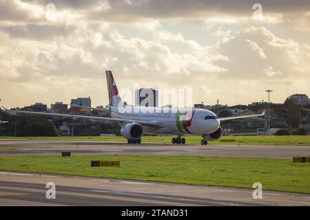 Lissabon, Portogallo AM 1. Dezember 2023 Aeroporto, Aeroporto Humberto Delgado v.l., Symbolfoto, Symbolbild: TAP Air Portugal, Flugzeug bereit zum START *** Lisbona, Portogallo il 1 dicembre 2023 Aeroporto, Aeroporto Humberto Delgado V l, foto simbolica, immagine simbolica TAP Air Portugal, aerei pronti al decollo Copyright: JoaquimxFerreira Credit: Imago/Alamy Live News Foto Stock