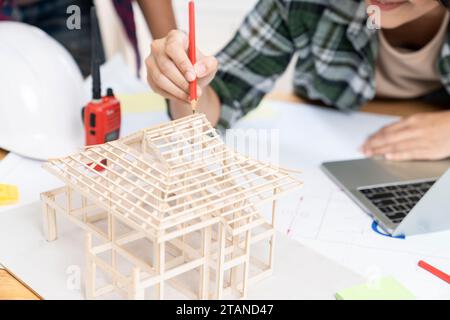 L'architetto sta attualmente ispezionando la casa progettata sulla base del modello fornito dallo studio di architettura. Foto Stock