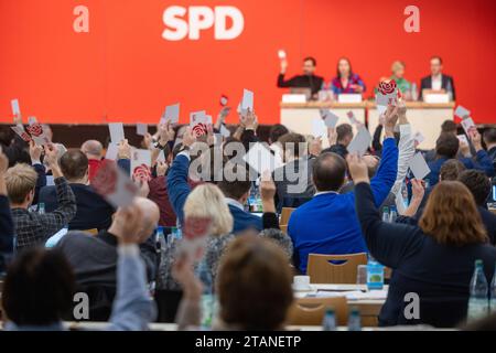 Meiningen, Germania. 2 dicembre 2023. I delegati votano all'ordine del giorno alla conferenza del partito statale della SPD Turingia. La SPD Turingia vuole adottare un programma governativo per le elezioni statali del 2024 alla conferenza del partito. Credito: Michael Reichel/dpa/Alamy Live News Foto Stock