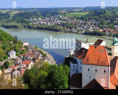 Vista panoramica dalla fortezza collinare di veste oberhaus della confluenza dei fiumi danubio, inn e ilz a Passau, baviera, germania Foto Stock