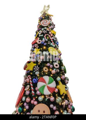 Albero di Natale con decorazioni sotto forma di dolci, ma anche con altre decorazioni Foto Stock