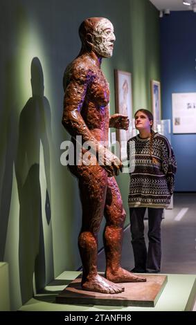 Dorset, Inghilterra, Regno Unito. 2 dicembre 2023. Riacce III, trent'anni dopo la sua morte, la prima mostra dedicata al tempo di Elisabeth Frink nel Dorset che espone oltre 80 sculture, disegni e stampe al Dorset Museum, compresi gli intonaci che hanno informato le sculture finali in bronzo che non sono mai state in mostra al pubblico 2 dicembre 2023 - 21 aprile 2024.Paul Quezada-Neiman/Alamy Live News Credit: Paul Quezada-Neiman/Alamy Live News Foto Stock