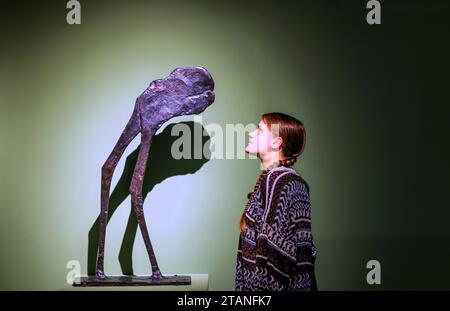 Dorset, Inghilterra, Regno Unito. 2 dicembre 2023. Mirage. Trent'anni dopo la sua morte, la prima mostra in assoluto dedicata al tempo di Elisabeth Frink nel Dorset che espone oltre 80 sculture, disegni e stampe al Dorset Museum, compresi gli intonaci che hanno informato le sculture finali in bronzo che non sono mai state in mostra al pubblico 2 dicembre 2023 - 21 aprile 2024.Paul Quezada-Neiman/Alamy Live News Credit: Paul Quezada-Neiman/Alamy Live News Foto Stock