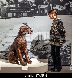 Dorset, Inghilterra, Regno Unito. 2 dicembre 2023. Il cane di Leonardo trent'anni dopo la sua morte, la prima mostra in assoluto dedicata al tempo di Elisabeth Frink nel Dorset che espone oltre 80 sculture, disegni e stampe al Dorset Museum, compresi gli intonaci che hanno informato le sculture finali in bronzo che non sono mai state in mostra al pubblico 2 dicembre 2023 - 21 aprile 2024.Paul Quezada-Neiman/Alamy Live News Credit: Paul Quezada-Neiman/Alamy Live News Foto Stock