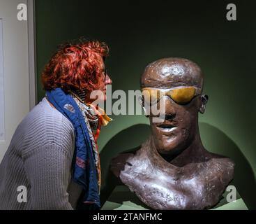 Dorset, Inghilterra, Regno Unito. 2 dicembre 2023. Goggle Head, trent'anni dopo la sua morte, la prima mostra in assoluto dedicata al tempo di Elisabeth Frink nel Dorset che espone oltre 80 sculture, disegni e stampe al Dorset Museum, compresi gli intonaci che hanno informato le sculture finali in bronzo che non sono mai state in mostra al pubblico 2 dicembre 2023 - 21 aprile 2024.Paul Quezada-Neiman/Alamy Live News Credit: Paul Quezada-Neiman/Alamy Live News Foto Stock