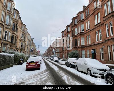 La neve a Glasgow, poiché nel Regno Unito sono presenti avvisi meteo sparsi per neve e ghiaccio, mentre le temperature sono scese sotto il gelo durante la notte. Il Met Office ha emesso avvertimenti gialli fino a sabato mattina per la costa settentrionale e sud-ovest della Scozia, nonché per la costa sud-occidentale e orientale dell'Inghilterra. Data immagine: Sabato 2 dicembre 2023. Foto Stock