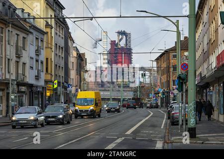 Duisburg, Ruhrgebiet, Nordrhein-Westfalen, Deutschland - Stadtansicht mit dem ThyssenKrupp Steel Huettenwerk, Friedrich-Ebert-Strasse in Meiderich-Beeck, hinten ThyssenKrupp Steel Hochofen 8. Duisburg Nordrhein-Westfalen Deutschland *** Duisburg, regione della Ruhr, Renania settentrionale-Vestfalia, Germania Vista città con ThyssenKrupp Steel Huettenwerk, Friedrich Ebert Strasse a Meiderich Beeck, dietro ThyssenKrupp Steel Blast Furnace 8 Duisburg Renania settentrionale-Vestfalia Germania crediti: Imago/Alamy Live News Foto Stock