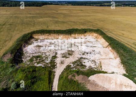 Vista droni di una piccola cava di pietra calcarea frantumata Foto Stock