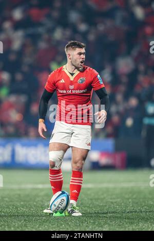 1 dicembre 2023, Musgrave Park, Cork, Irlanda: Jack Crowley di Munster allo United Rugby Championship: Munster 40 - Glasgow Warriors 29 Foto Stock