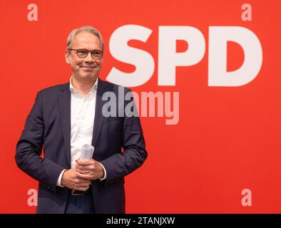 Meiningen, Germania. 2 dicembre 2023. Georg Maier, presidente del partito statale della SPD e ministro degli interni della Turingia, si erge sul palco dopo il suo discorso alla conferenza del partito statale della SPD Turingia. La SPD Turingia vuole adottare un programma governativo per le elezioni statali del 2024 alla conferenza del partito. Credito: Michael Reichel/dpa/Alamy Live News Foto Stock