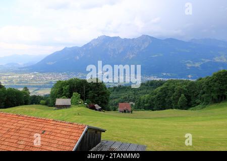 Una vista panoramica dalla Svizzera al Liechtenstein, Vaduz City e il fiume Reno Foto Stock