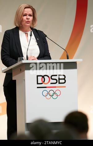 02 dicembre 2023, Assia, Francoforte/M.: Interviene il ministro federale dell'interno Nancy Faeser (SPD) durante l'Assemblea generale del DOSB. Tra le altre cose, l'associazione sportiva discute un'offerta olimpica tedesca. Foto: Thomas Frey/dpa Foto Stock