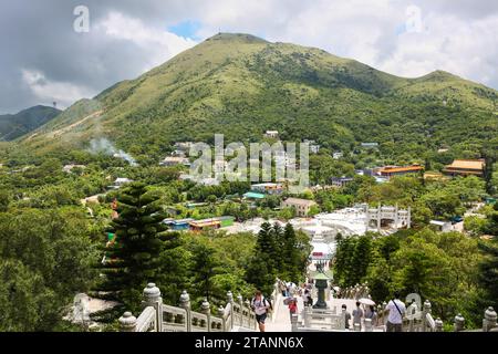 Isola di Lantau, Hong Kong - 22 luglio 2009: Piazza Ngong Ping e montagna nei Lak Shan. Costruzione di una piazza pubblica vicino a Tian Tan Budda. Foto Stock