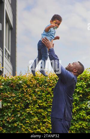 Tilst, Danimarca, 12 agosto: Padre che gioca con Son in cortile Foto Stock