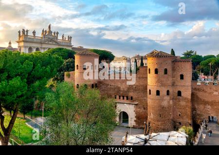 Porta Asinara con la facciata dell'Arcibasilica di San Giovanni in Laterano sullo sfondo, Roma, Italia Foto Stock