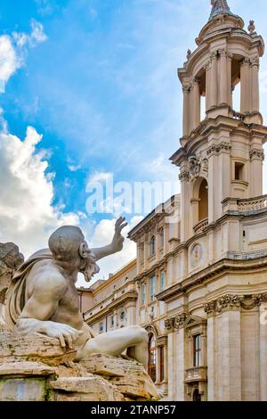 Fontana dei quattro fiumi e il campanile di Sant'Agnese ad Agone, Roma, Italia Foto Stock