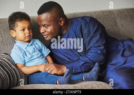 Tilst, Danimarca, 12 agosto: Padre che gioca con il figlio in casa Foto Stock