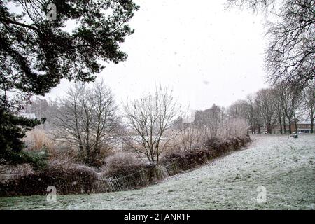 Dundee, Tayside, Scozia, Regno Unito. 2 dicembre 2023. Tempo nel Regno Unito: L'Ardler Village a Dundee, Scozia, ha subito una significativa nevicata a causa di una gelata mattutina di -5 °C. Crediti: Dundee Photographics/Alamy Live News Foto Stock