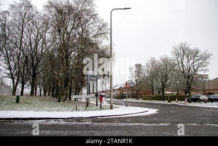 Dundee, Tayside, Scozia, Regno Unito. 2 dicembre 2023. Tempo nel Regno Unito: L'Ardler Village a Dundee, Scozia, ha subito una significativa nevicata a causa di una gelata mattutina di -5 °C. Crediti: Dundee Photographics/Alamy Live News Foto Stock